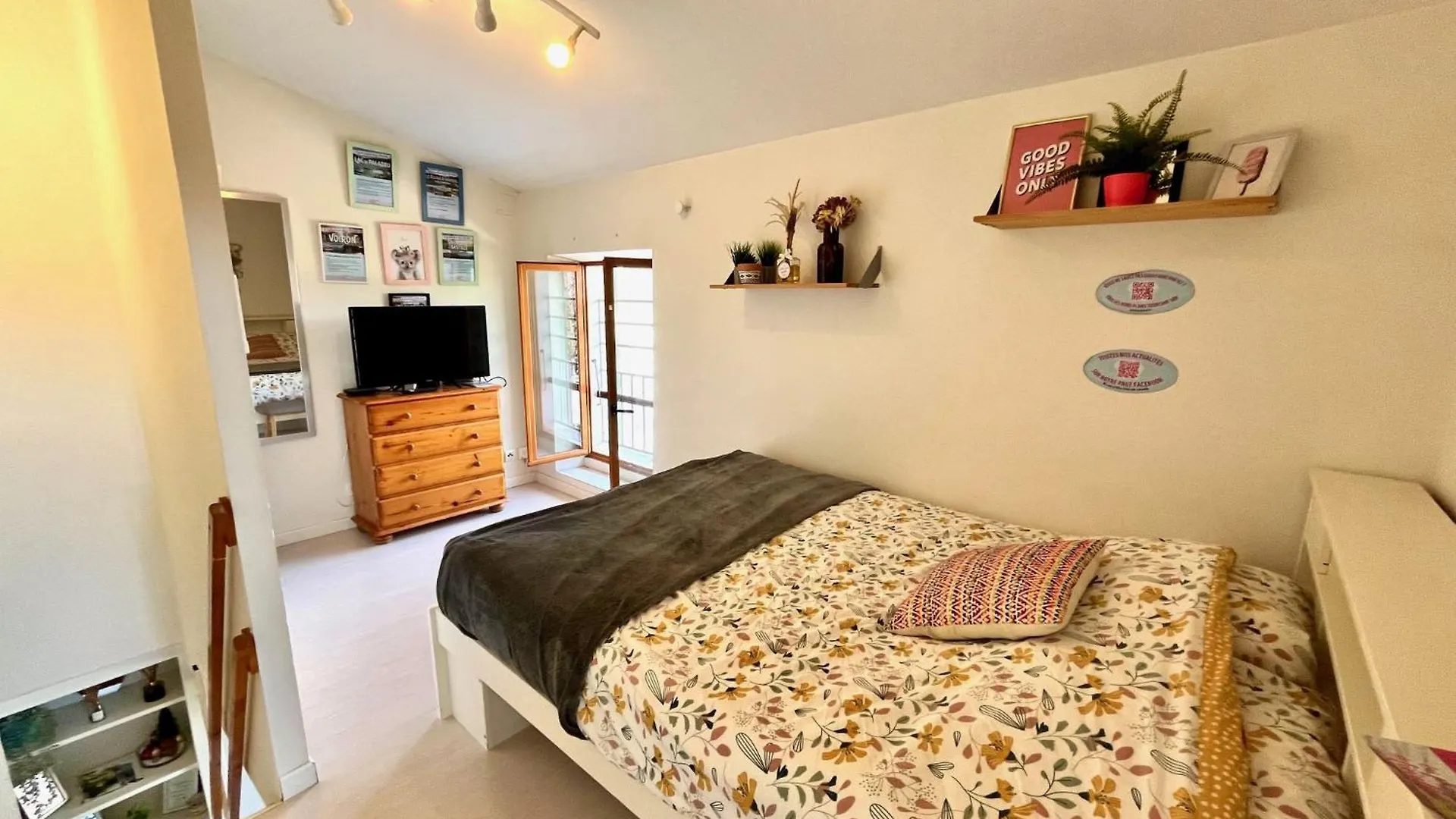 Le Clocher, Studio Duplex Avec Clim contacts