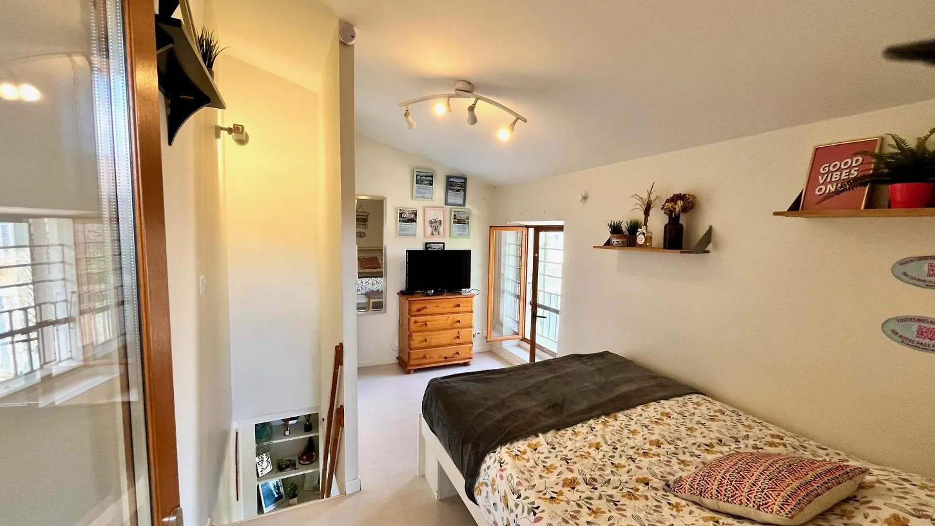 Le Clocher, Studio Duplex Avec Clim Renage 0*,  France